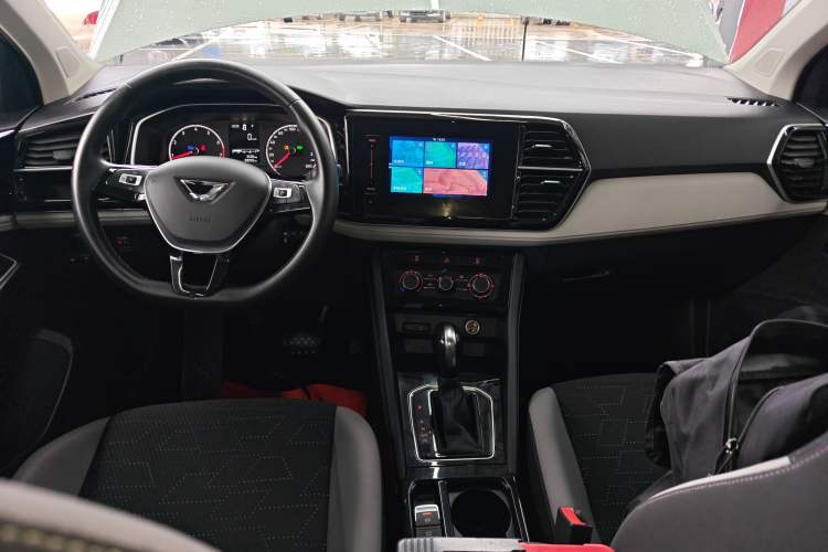 Used Jetta VS5 2023 280TSI Automatic Trend Edition Center Console