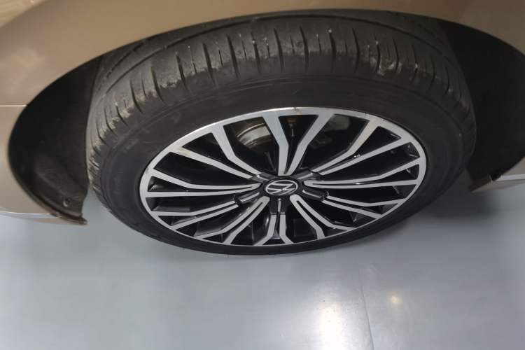 Used Volkswagen Phideon 2021 380TSI Luxury Edition Right Rear Wheel Hub