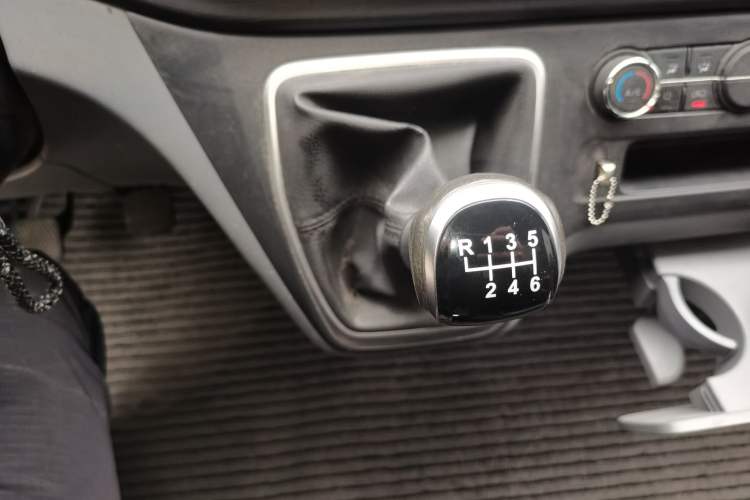 Used SAIC MAXUS Xintu V80 2024 Aotong Value Edition 6MT Long-Wheelbase Mid-Roof Model with 127 Ps Available in 6/7/8/9-Seater Configurations Gear Lever