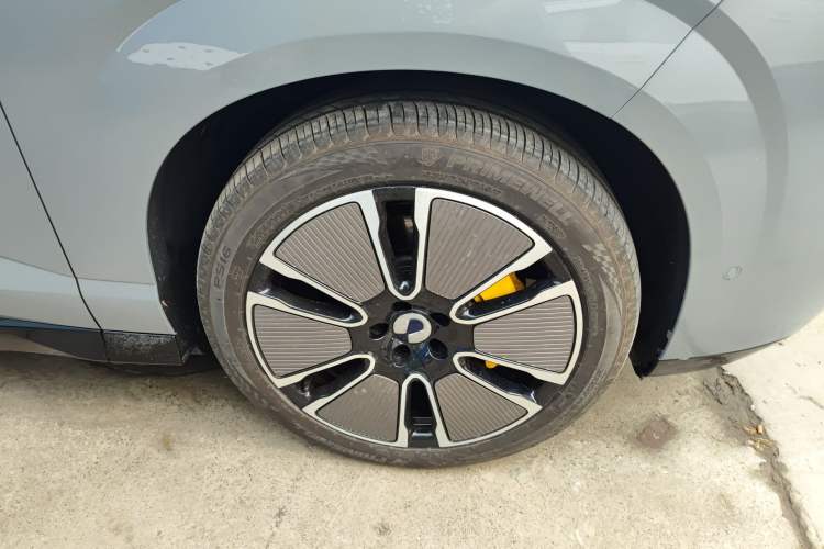 Used Denza N8L 2025 Model Flagship Model Right Front Wheel Hub