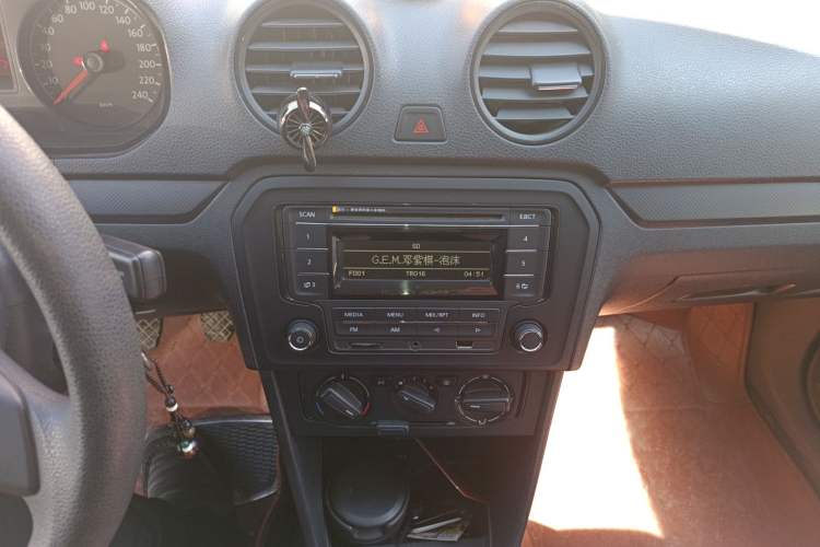 Used Volkswagen Jetta 2015 1.6L Manual Fashion Edition Audio And AC Panel