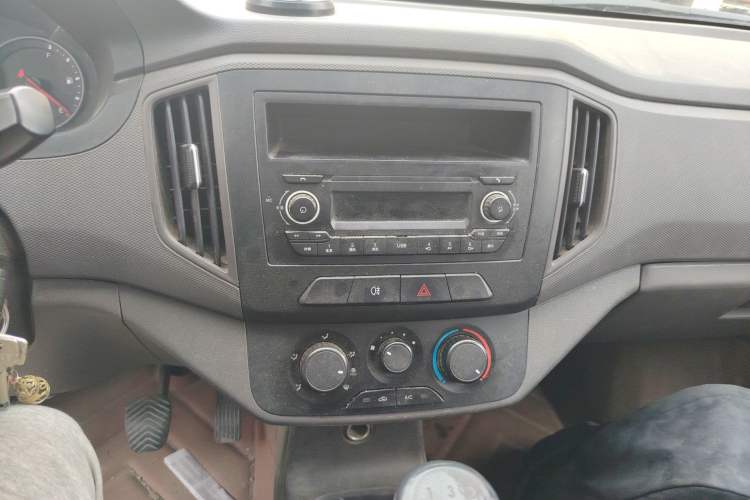 Used Wuling Rongguang Small Truck 2019 1.2L Base Model Single-Row LSI Audio And AC Panel