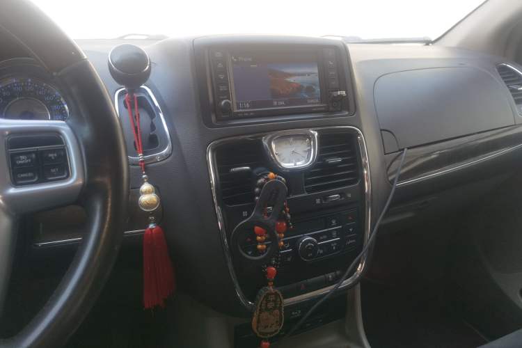 Used Chrysler Grand Voyager 2013 3.6L Luxury Edition Audio And AC Panel