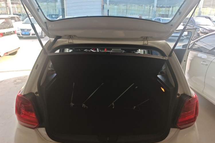 Used Volkswagen Polo 2014 1.4L Manual Fashion Edition Trunk