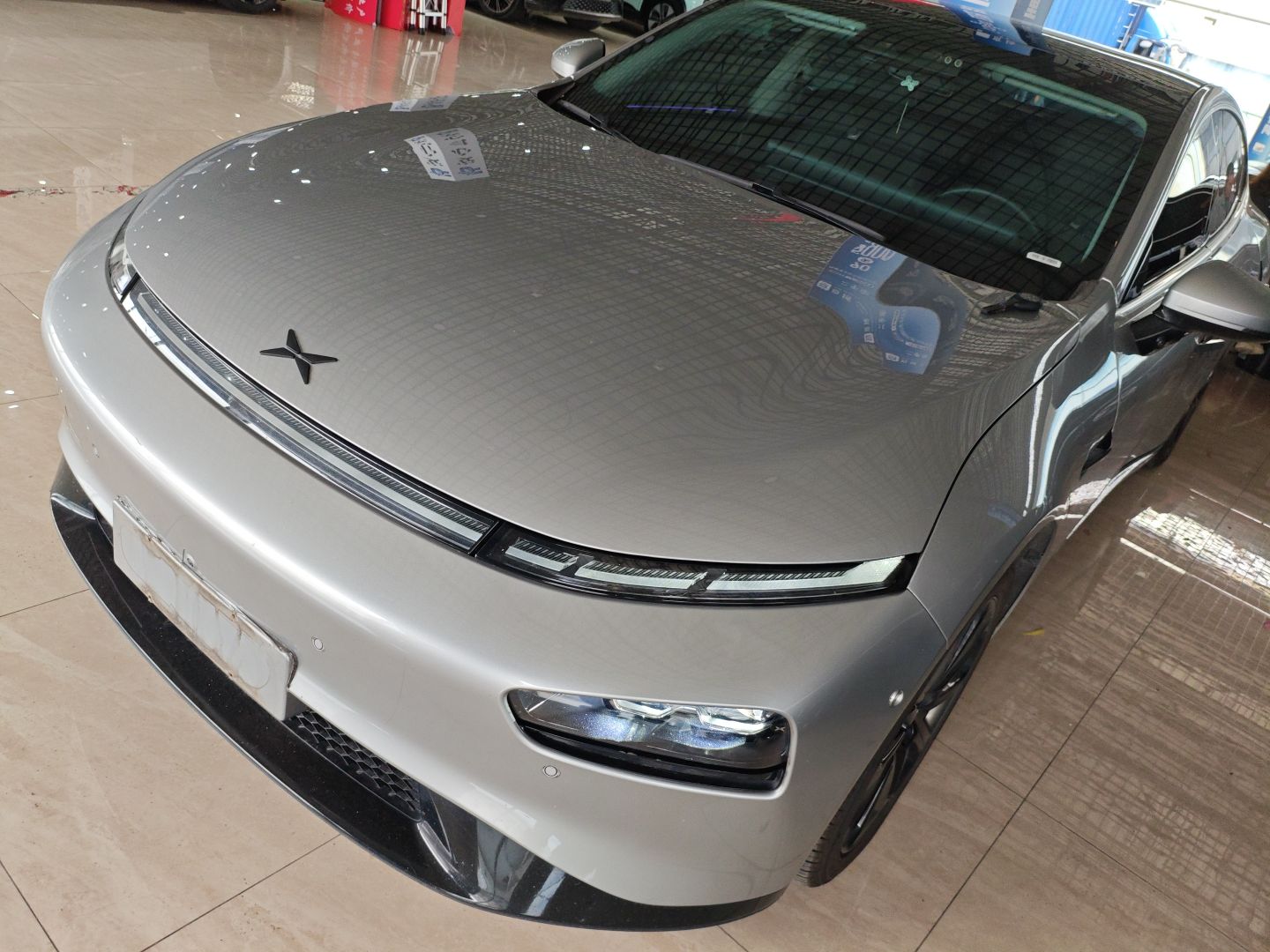 تحت مقدمة السيارة