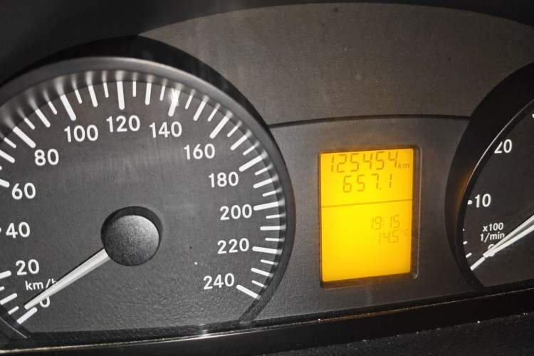 Used Mercedes-Benz Vito 2011 2.5L 7-seater executive version Odometer Close Up