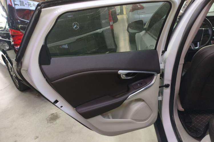 Used Volvo V40 2015 Cross Country T5 AWD Smart Luxury Edition