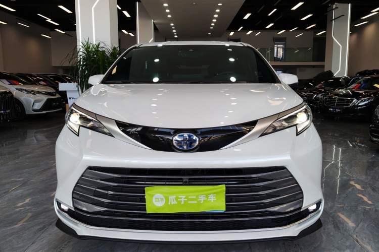 Used Toyota Sienna 2023 2.5L Hybrid Deluxe Edition
