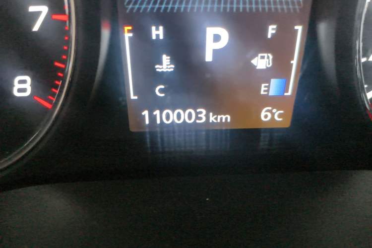 Used Mitsubishi Outlander 2016 2.4L 4x4 Luxury Edition 7-Seater Odometer Close Up