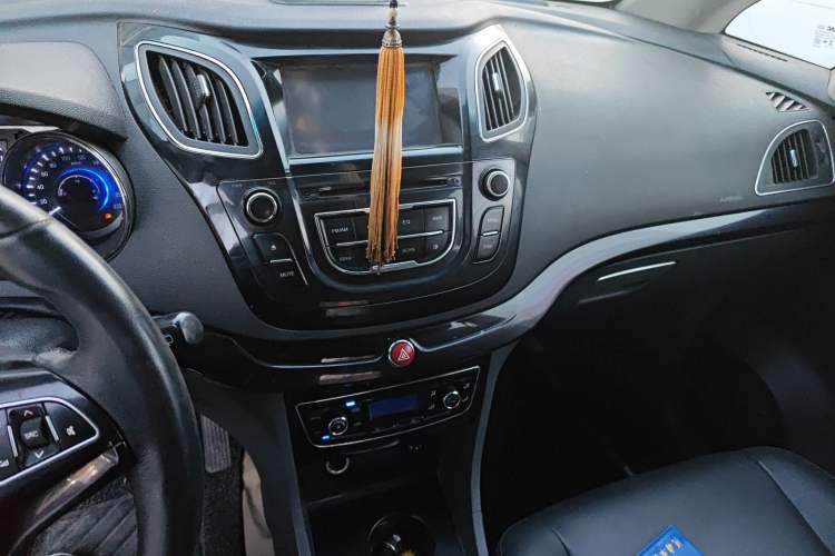 Used JAC Group Refine M2 2013 1.8L Manual Luxury 5-Seater
