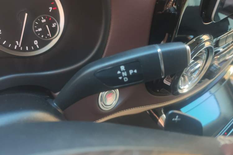 Used Mercedes-Benz Vito 2021 2.0T Elite Version 7 Seats Gear Lever