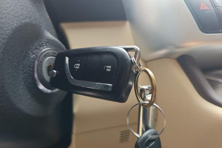 Used Toyota Highlander 2018 2.0T Two-Wheel Drive Elite Edition 5 Seats Emission Standard China V Vehicle Key