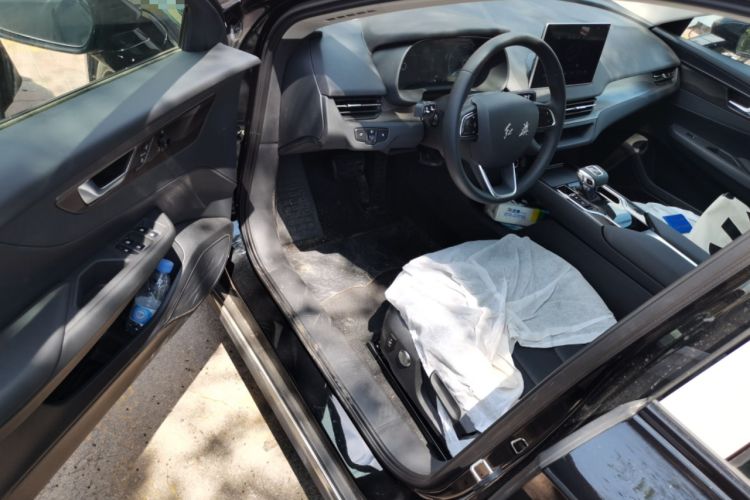 Used Hongqi E-QM5 2024 450km Range Commuter Version
