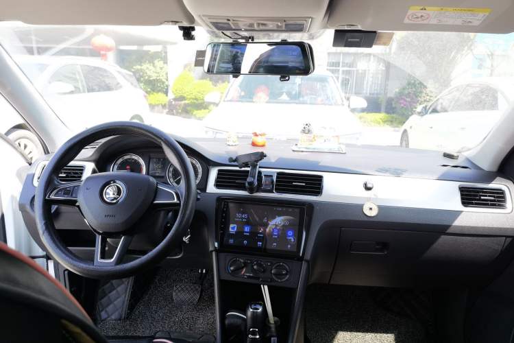 Used Skoda Rapid 2019 1.5L Automatic Comfort Edition China VI Standard Center Console