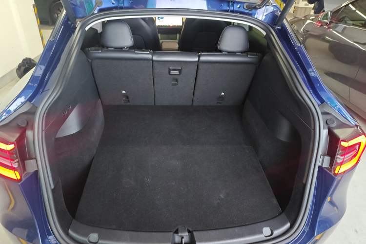 Used Tesla Model Y 2022 Long-Range All-Wheel-Drive Version Trunk