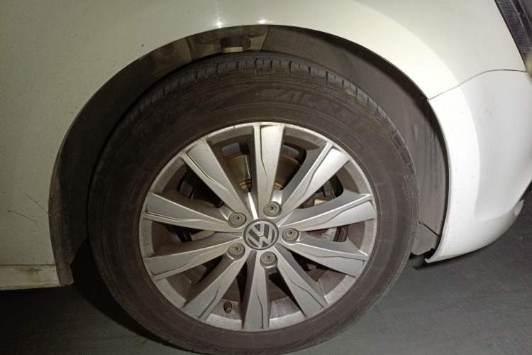 Used Volkswagen Sagitar 2014 Revised Version 1.6L Automatic Comfort Edition Right Front Wheel Hub