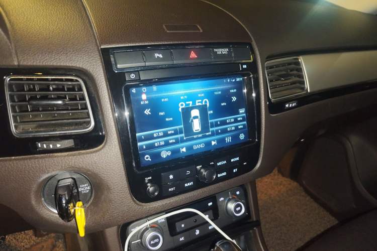 Used Volkswagen Touareg 2016 3.0 TSI Ignis Edition Audio And AC Panel