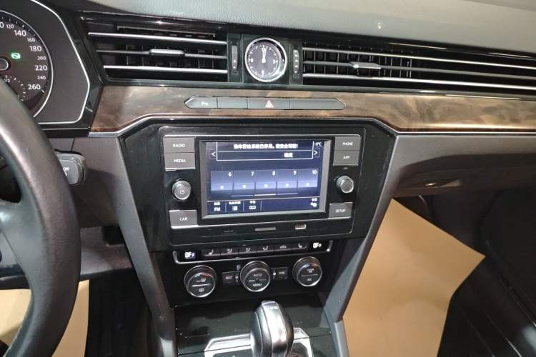 Used Volkswagen Magotan 2018 Facelift 330TSI DSG Luxury Model Audio And AC Panel