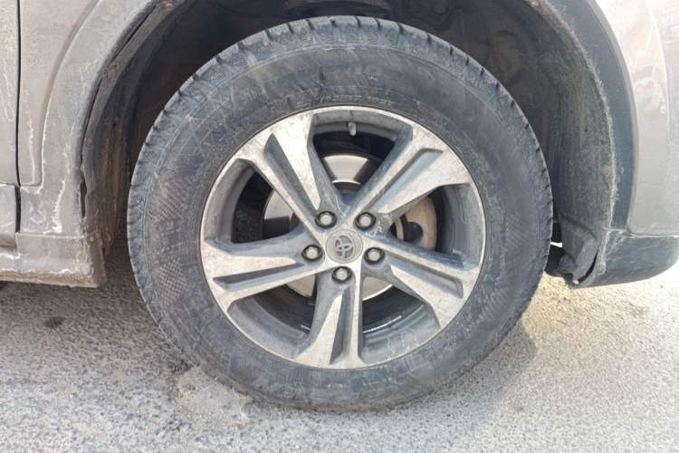 Used Toyota RAV4 2015 2.0L CVT Two-Wheel Drive Fashion Edition
