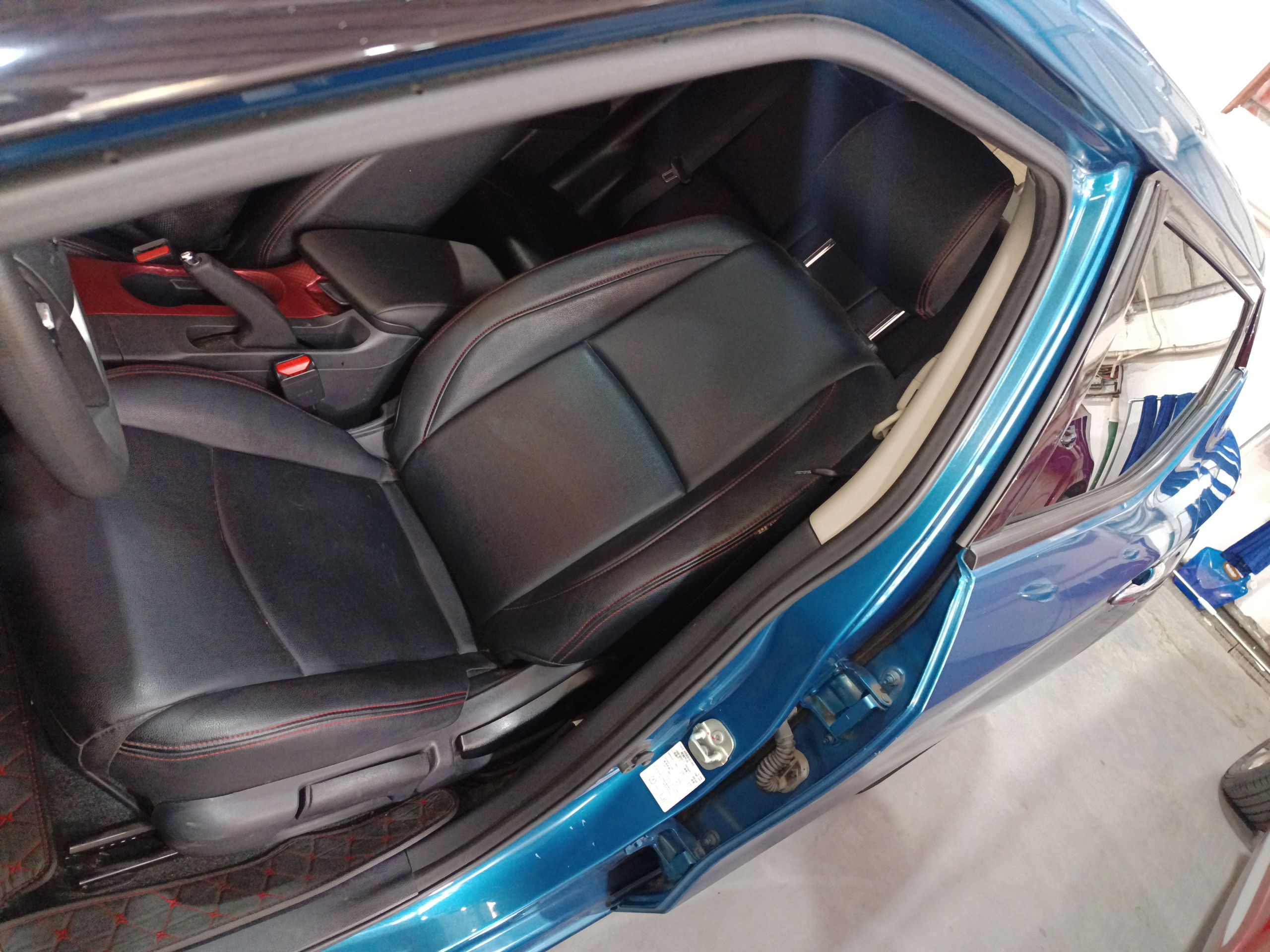 Переднее сиденье в автомобиле