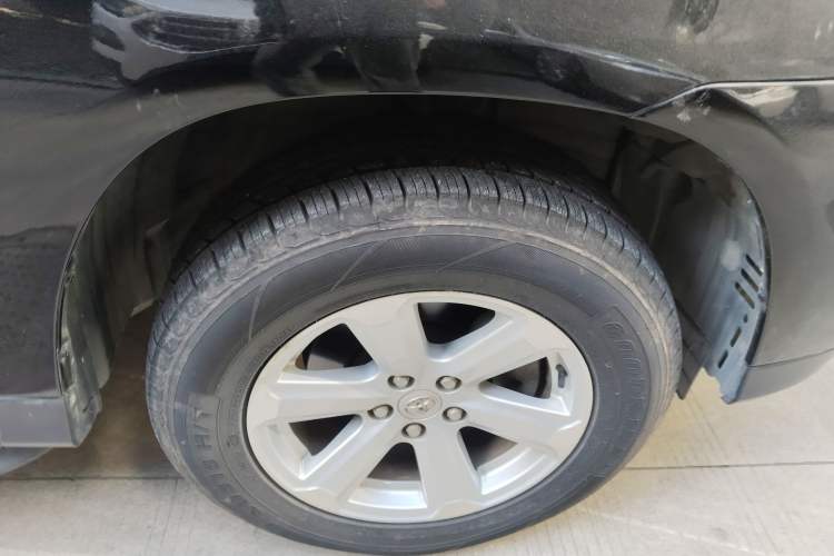 Used Toyota Highlander 2012 2.7L Two-Wheel Drive 7-Seater Elite Edition Right Front Wheel Hub