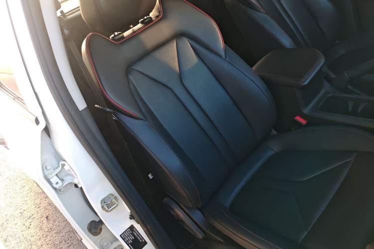 Used CHANGAN Lantop 2023 2.0T Manual Two-Wheel Drive Gasoline Elite Version Standard Cab Right Front Seat