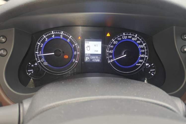 Used Infiniti QX50 2015 2.5L Enjoyment Edition Odometer Close Up