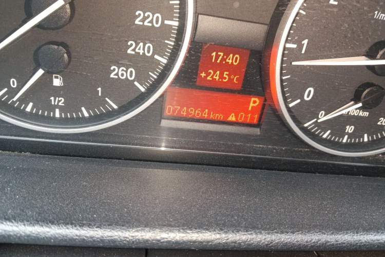 Used BMW X1 2012 sDrive18i Luxury Edition Odometer Close Up