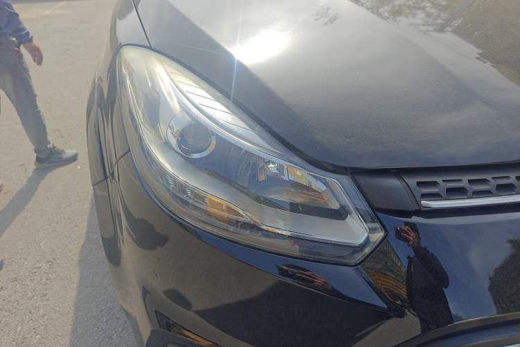 Used JMC Yusheng S350 2016 2.0T Automatic Two-Wheel Drive Gasoline Luxury Version with Sunroof 5 Seats Right Front Headlight