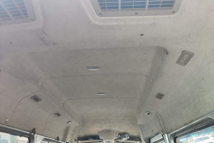 Used Dongfeng Yufeng 2018 2.5T Logistics Vehicle A100 Long Wheelbase High Roof 5-9 Seater China V Emission Standard ZD25 Headliner