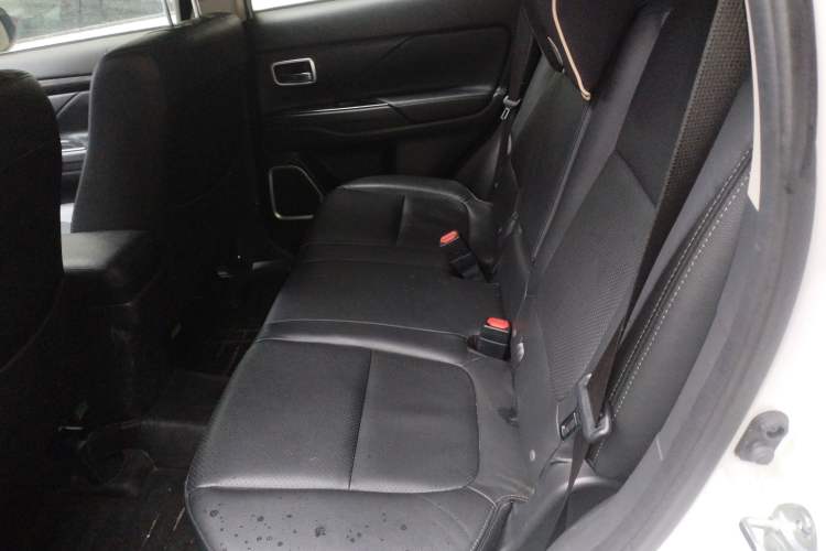 Used Mitsubishi Outlander 2018 2.0L Two-Wheel Drive Glory Edition 5 Seats Left Rear Seat