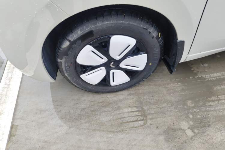 Used Wuling Hongguang MINIEV 2025 Four-Door Version Zhenxiang+ Edition Left Front Wheel Hub