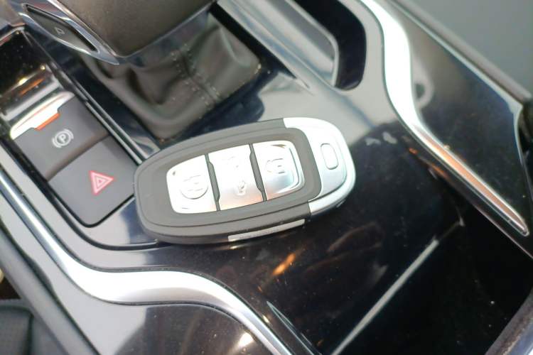 Used Hongqi E-QM5 2021 Online Booking Charging Basic Edition 5 Seats Vehicle Key