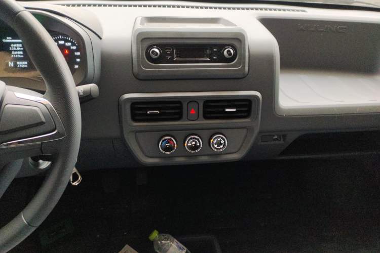 Used Wuling Yangguang 2024 300KM Comfort Version Passenger Van 75kW
