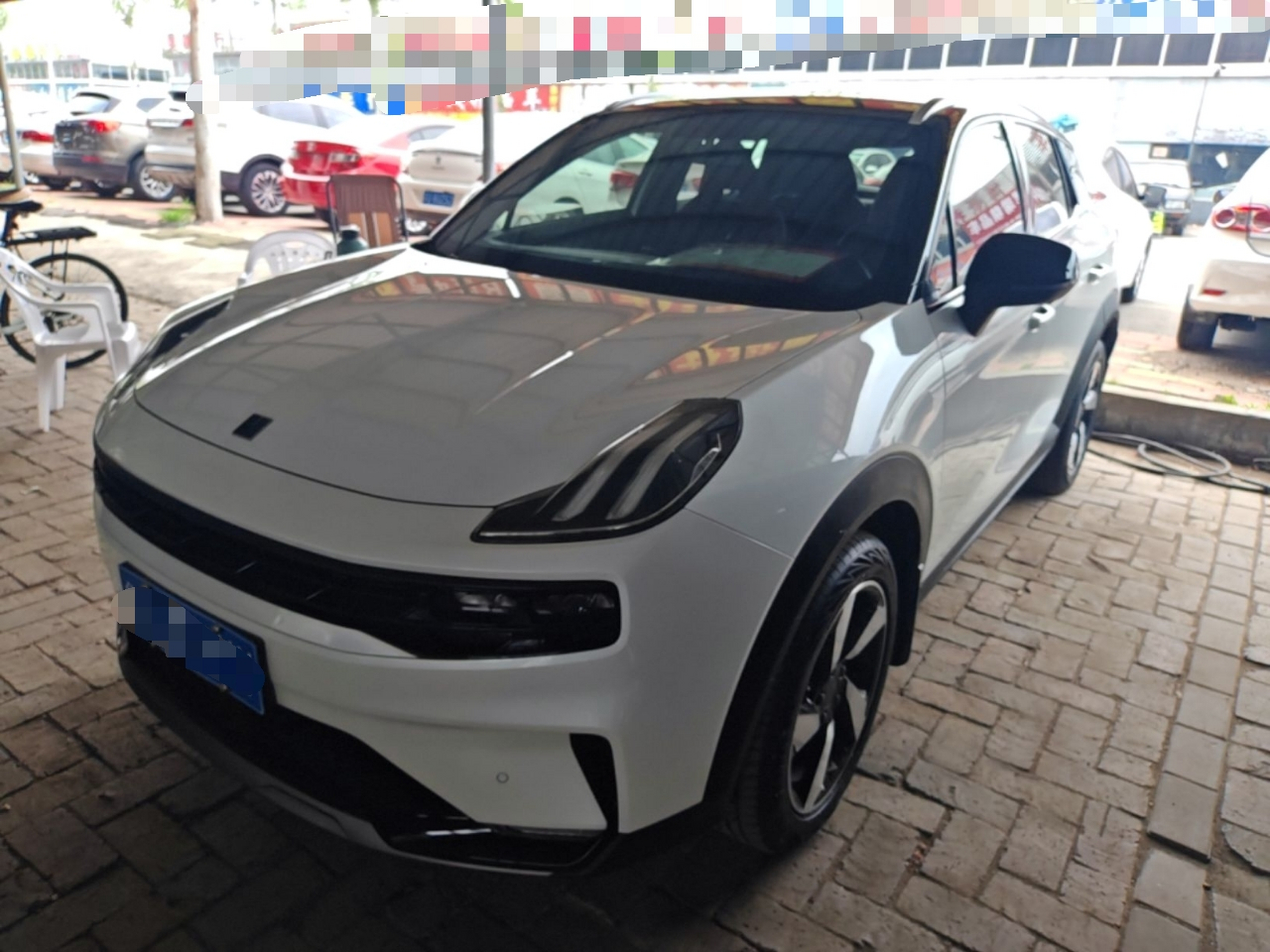 Под передней частью автомобиля