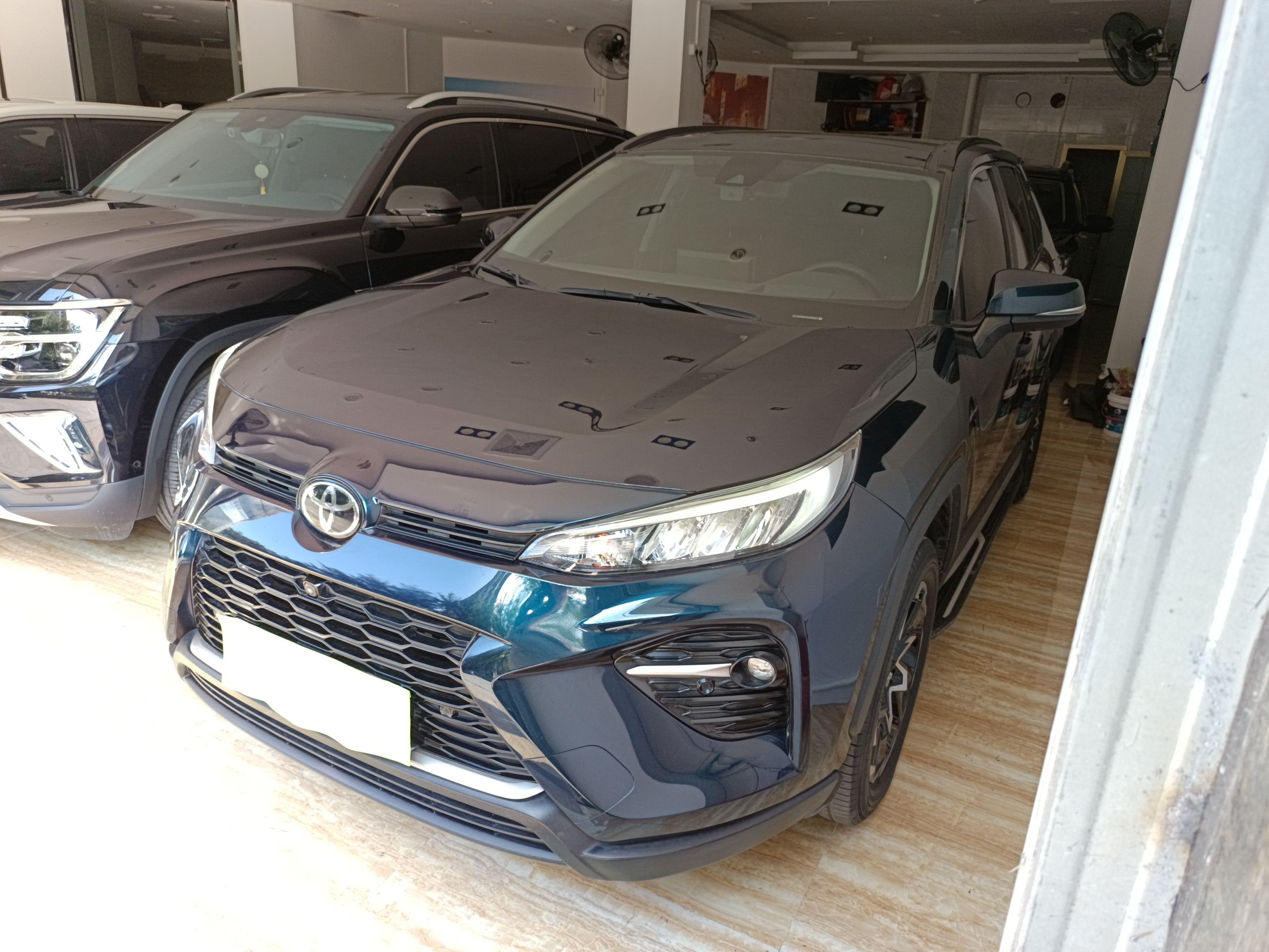 تحت مقدمة السيارة