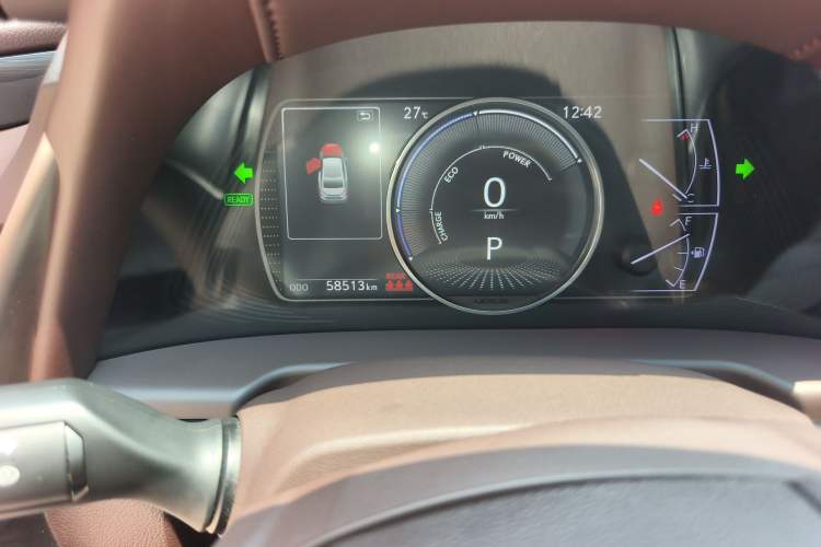 Used Lexus ES 2020 300h Premier Edition Odometer Close Up