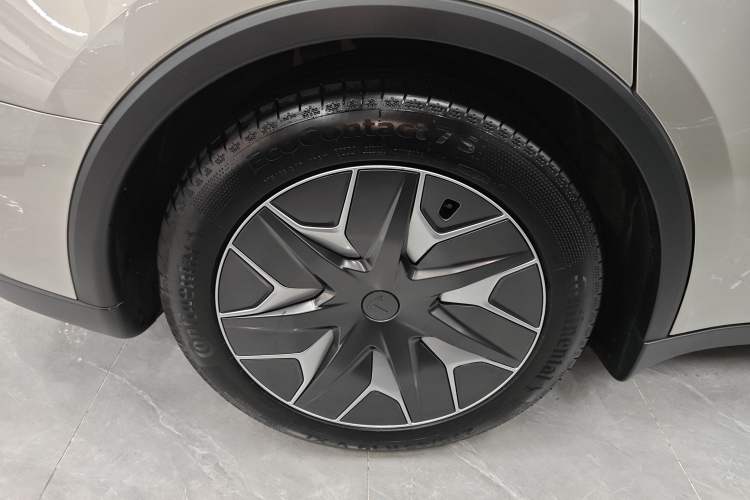 Used Tesla Model Y L 2025 Model Long-Range All-Wheel-Drive Version
