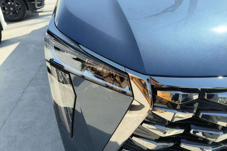 Used GAC Trumpchi Xiangwang M8 2026 Model Qiankun Ultra First-Class Cabin Right Front Headlight