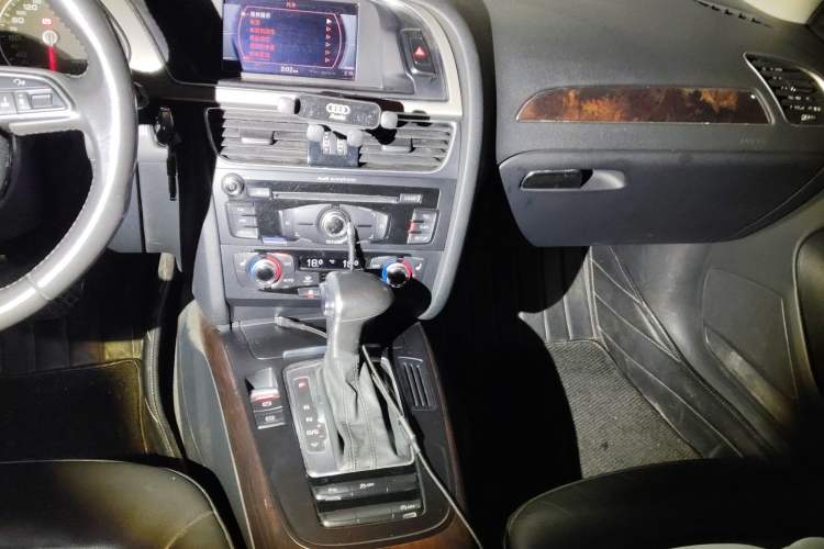 Used Audi A4L 2015 35 TFSI Automatic Comfort Model Audio And AC Panel