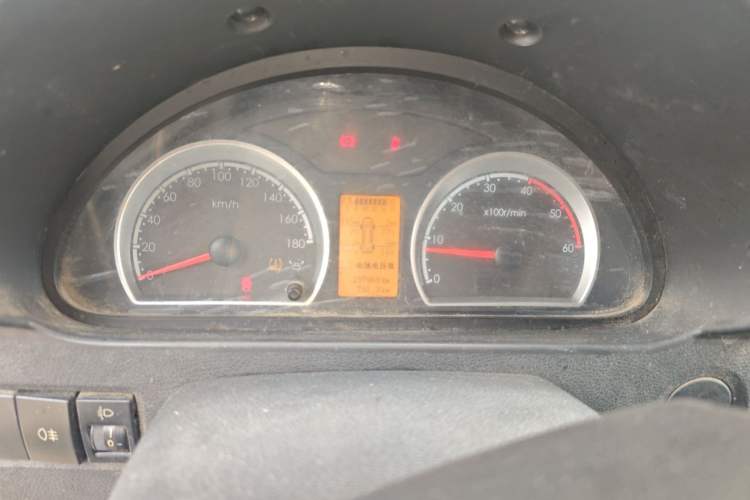 Used Dongfeng Yufeng 2020 2.3T Economy Standard Edition Logistics Vehicle Short Wheelbase Mid-Roof Design 5-9 Seats WP2.3 Instrument Cluster