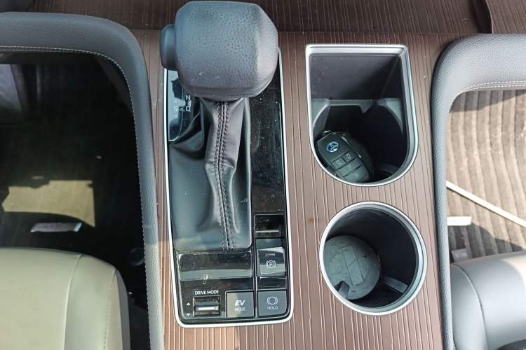 Used Toyota Granvia 2023 2.5L Hybrid Comfort Edition Gear Lever