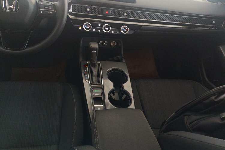 Used Honda Civic 2023 240TURBO CVT Dynamic · Center Stage Special Edition Gear Lever