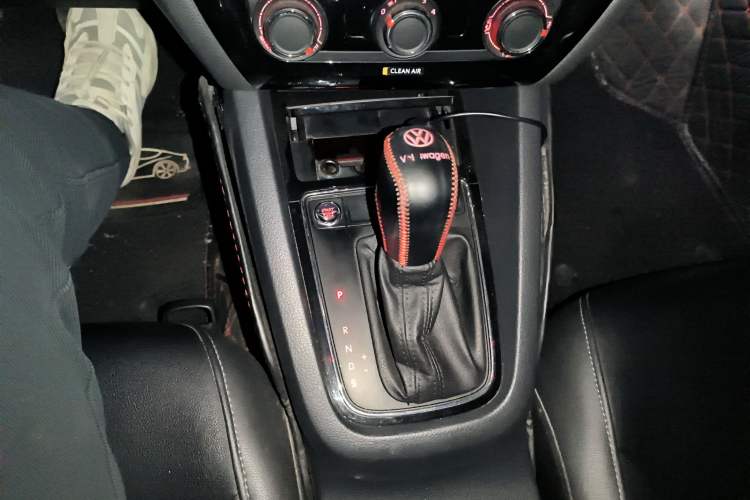 Used Volkswagen Sagitar 2017 230TSI Automatic Comfort Version Gear Lever