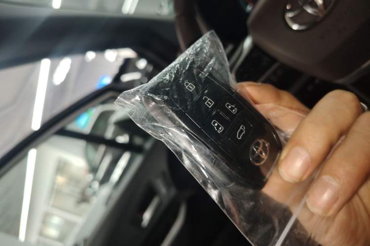 Used Toyota Granvia 2024 2.5L Hybrid Prestige PLUS Four-Wheel Drive Version Vehicle Key