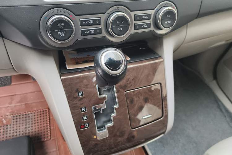 Used Mazda 8 2013 2.5L Ultimate Edition Gear Lever