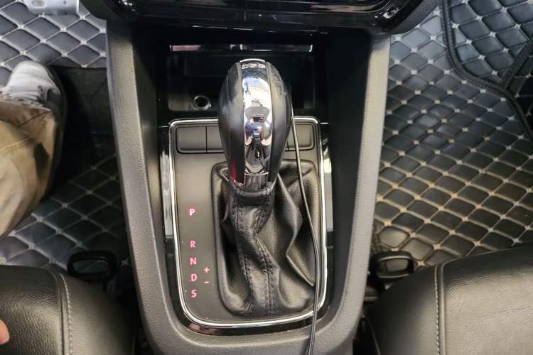 Used Volkswagen Sagitar 2015 230TSI Automatic Comfort Version Gear Lever