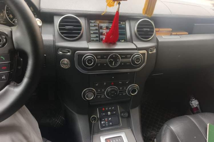 Used Land Rover Discovery 2014 3.0 SDV6 HSE Diesel Edition Audio And AC Panel