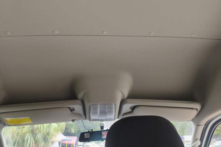 Used SAIC MAXUS Xintu V80 2024 Aotuntong 6MT Short-Wheelbase Mid-Roof Model with 127 Ps 5/6 Seats
