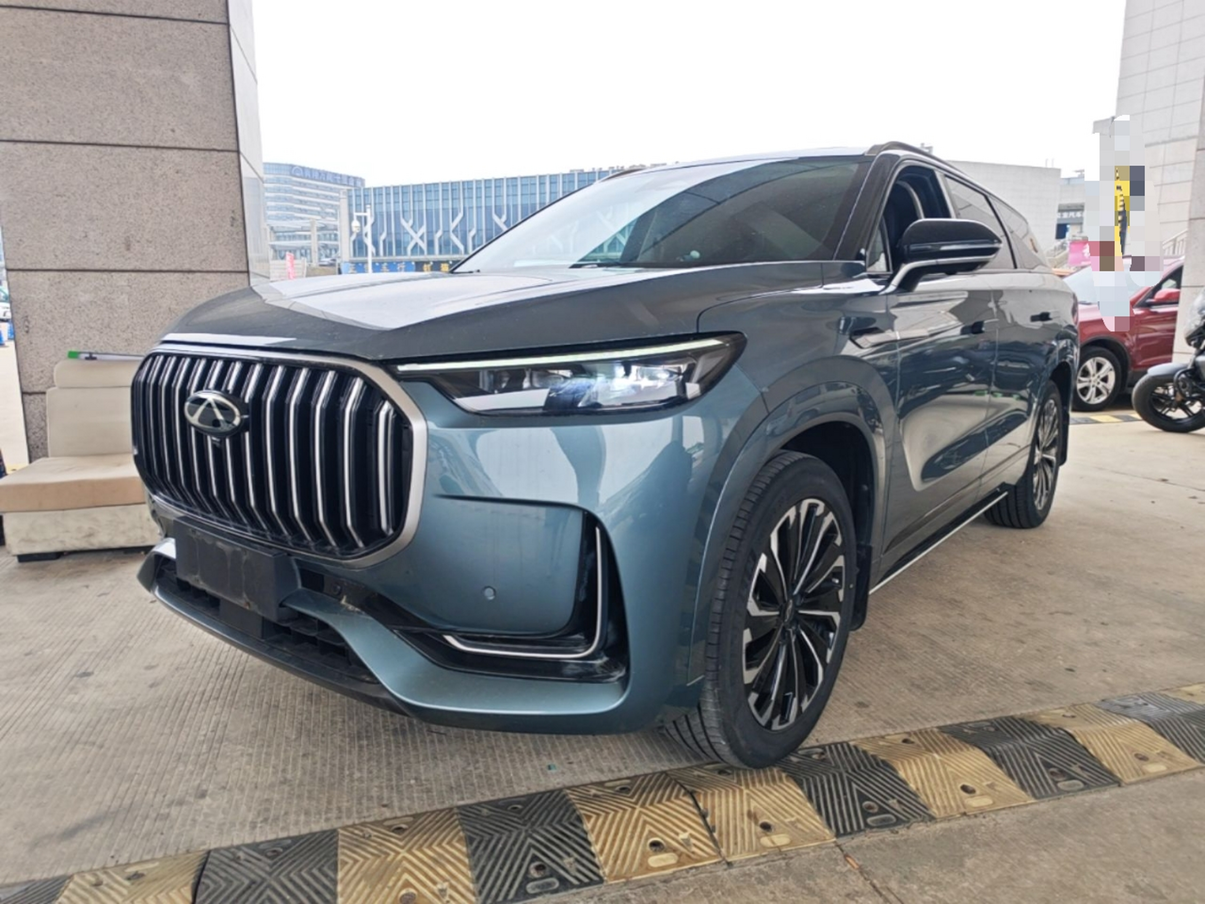 Под передней частью автомобиля